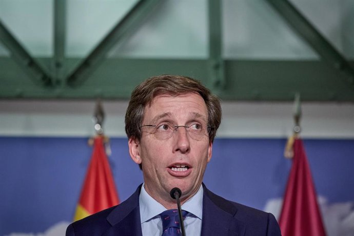 Archivo - El alcalde de Madrid, José Luis Martínez-Almeida, ofrece declaraciones a los medios tras un pleno  