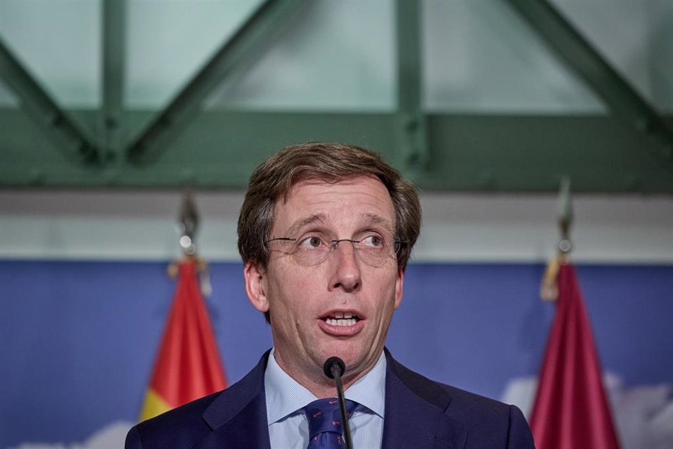 Archivo - El alcalde de Madrid, José Luis Martínez-Almeida, ofrece declaraciones a los medios tras un pleno  