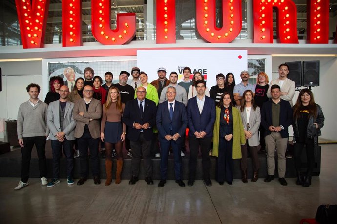 La Térmica Village ha sido presentada por el presidente de la Diputación de Málaga, Francisco Salado, junto a Belén López Cebrián, de la Asociación de Artesanos de Ronda, y el responsable de Ecosistemas Autosuficientes, entre otros.