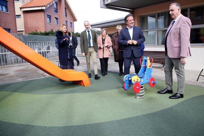 Los consejeros de Fomento, Vivienda, Ordenación del Territorio y Medio Ambiente, Roberto Media, y de Educación, Formación Profesional y Universidades, Sergio Silva, realizan una visita al CEIP Agapito Cagiga en Camargo