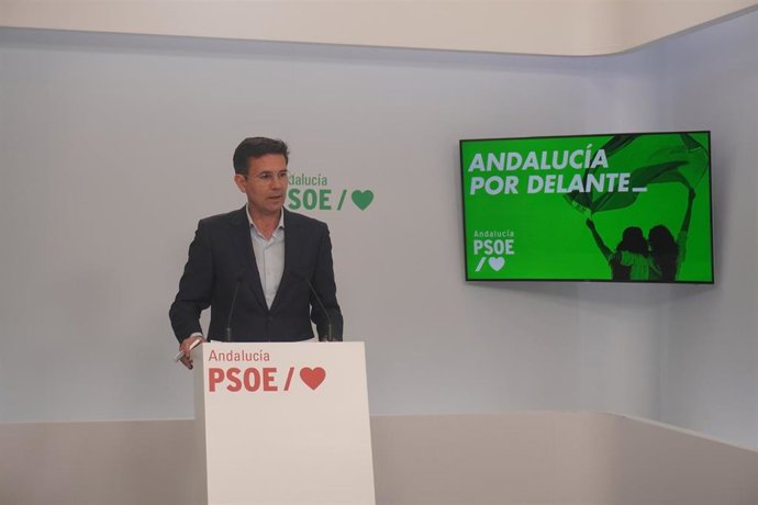 El portavoz del PSOE-A, Francisco Cuenca, este lunes en rueda de prensa en la sede regional.