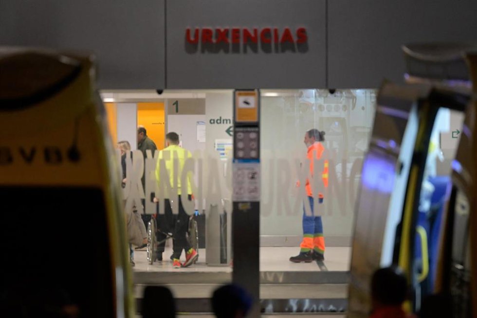 Varias ambulancias en las Urgencias del Complejo Hospitalario Universitario de A Coruña, a 3 de febrero de 2025, en A Coruña, Galicia (España). Un paciente ha agredido con un arma blanca a un enfermero y a un guardia de seguridad en el servicio de Urgen