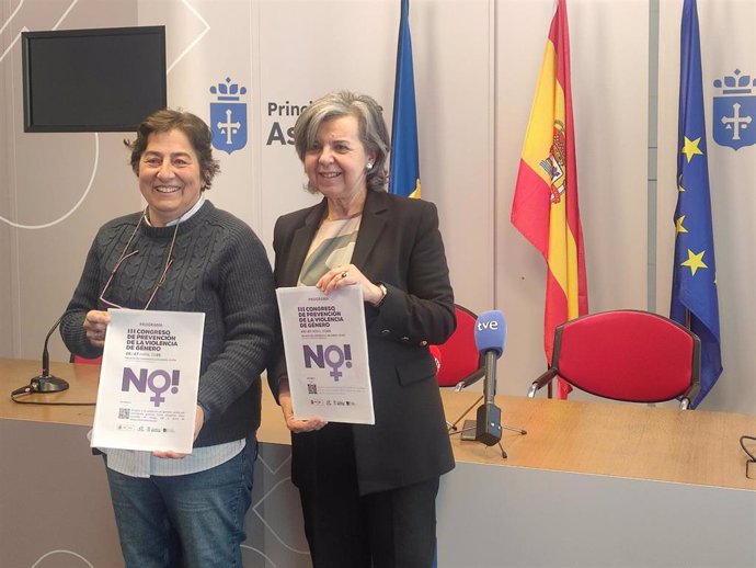 La asesora de Coeduación y organizadora del III Congreso de Prevención de la Violencia de Género del Instituto Asturiano de la Mujer, Marian Moreno, y la directora general de Igualdad del Principado, María Jesús Álvarez