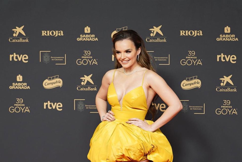 La cantante Melody posa en la alfombra roja de la 39 edición de los Premios Goya 
