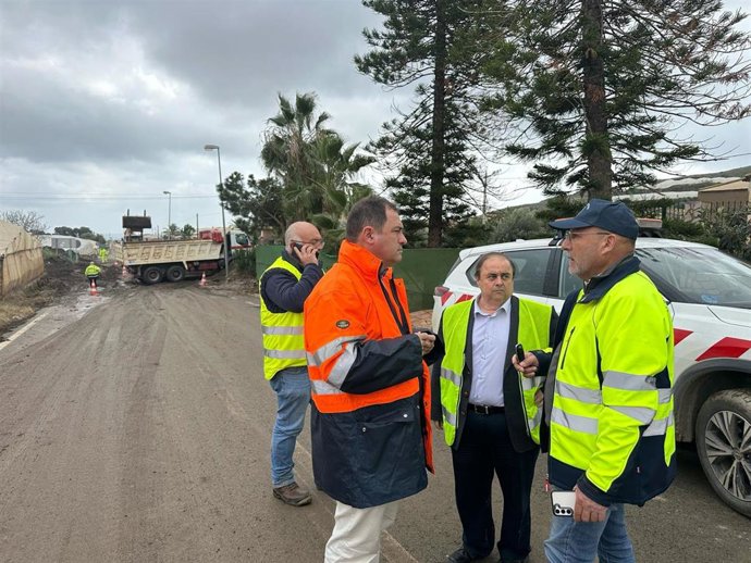 El director general de Carreteras, Francisco Carrillo, durante la supervisión del estado de la carretera RM-D21 en Ramonete (Lorca) tras el episodio de lluvias