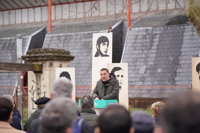 Otegi, en el acto organizado por EH Bildu junto a la iglesia de San Francisco de Asís, en la que se produjo la matanza