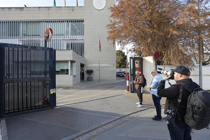 Agentes de la Unidad de Delincuencia Económica y Fiscal (Udef) de la Policía Nacional se incautaron de material en las dependencias de la Policía Local de Granada por el presunto fraude en el proceso de oposiciones.