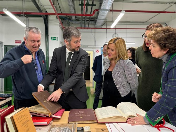 El consejero de Presidencia, Justicia y Administración Local, Miguel Ángel García Martín, visita la imprenta de BOCM en Alcobendas