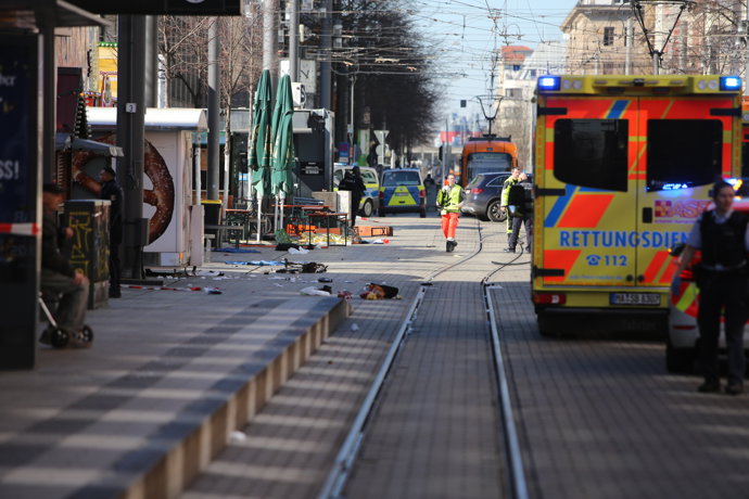 03 March 2025, Baden-Württemberg, Mannheim: Emergency services and police stand at Paradeplatz in Mannheim after a serious incident. According to a dpa reporter, debris could be seen at the scene, with at least one person lying covered under a tarpaulin.