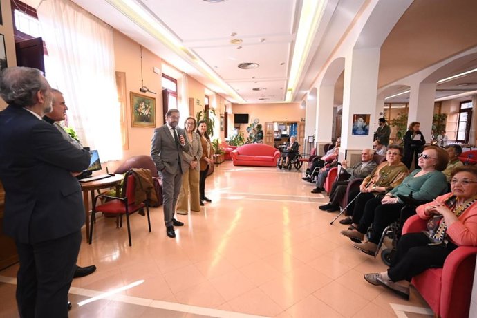 Visita del delegado del Gobierno andaluz en Granada, Antonio Granados, y la delegada de Inclusión Social, Juventud, Familias e Igualdad, Matilde Ortiz, al Centro Residencial para Personas Mayores Nuestra Señora Del Perpetuo Socorro de Santa Fe.