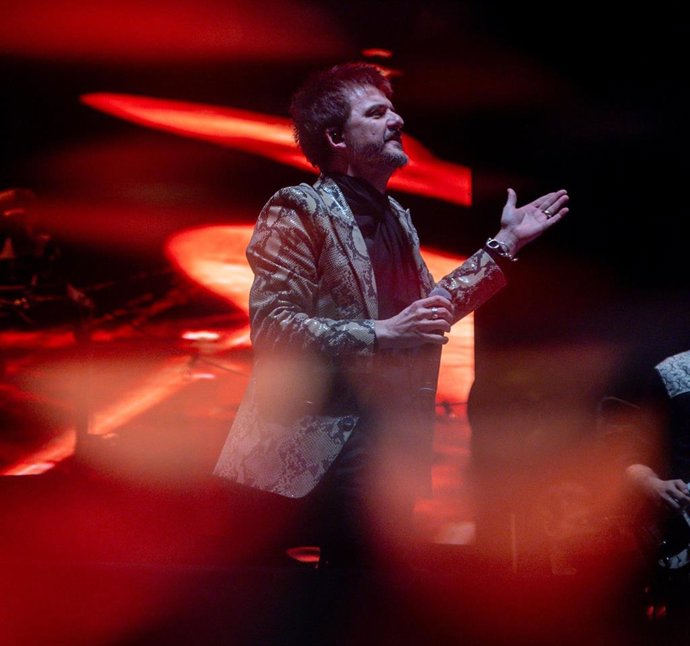 Archivo - El artista, Coque Malla, durante un concierto