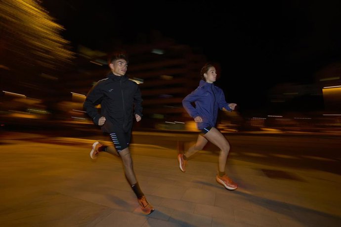 Archivo - Joma presenta la colección R-Night, visibilidad y tecnología para cada zancada nocturna.