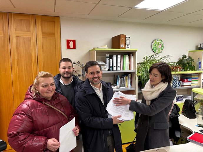 El candidato a las primarias del PSOE de León entrega los avales a su precandidatura en la sede de la formación.