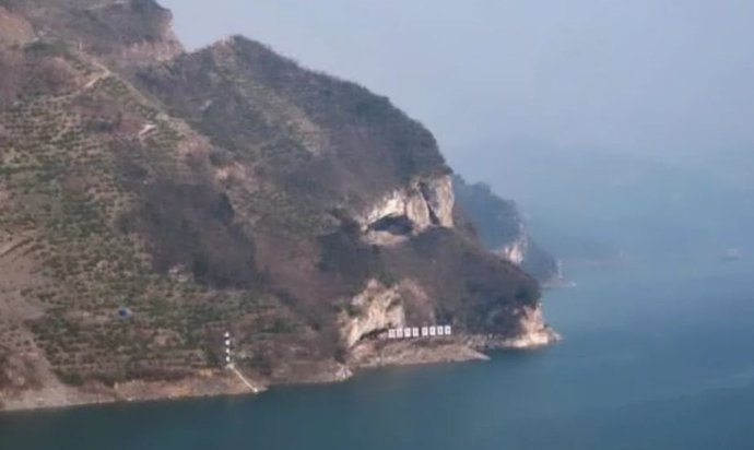 Un acantilado con forma de cachorro descansando junto al río Yangtze (China) sorprende a los visitantes y fascina a medio mundo