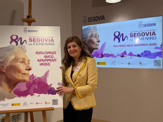 La concejal de Igualdad, Azucena Suárez, junto al cartel de la campaña.