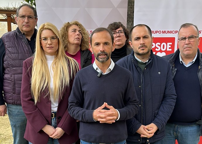 Víctor Mora y el resto de concejales del PSOE en el anuncio de la rotura del pacto con IU en el Ayuntamiento de Sanlúcar (Cádiz)