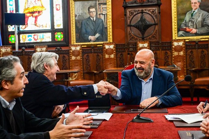 El alcalde de Palma, Jaime Martínez (d), en la firma de la compra.