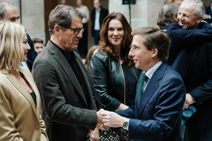 El alcalde de Madrid, José Luis Martínez Almeida(d), y el embajador de Laureus World Sports Academy, Fabio Capello(i), durante el acto en el que se dan a conocer a los nominados a los Premios Laureus 2025, en la Real Casa de Correos de Madrid.