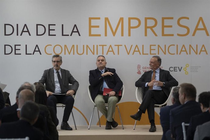 (I-D) El comisionado del Gobierno para la reconstrucción, José María Ángel, el vicepresidente segundo y conseller para la Recuperación Económica y Social de la Comunitat Valenciana, Francisco José Gan Pampols, y el presidente de la CEV, Salvador Navarro
