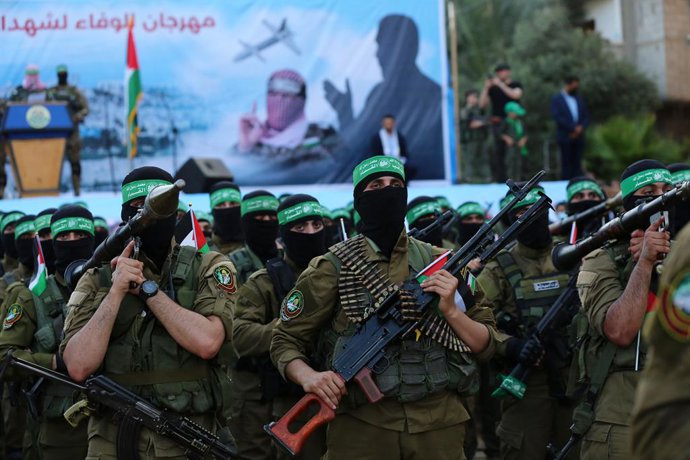 Archivo - Arquivo - Membros da ala militar do Movimento de Resistência Islâmica (Hamas), as Brigadas Ezzeldin al-Qassam, no campo de Al Bureij, na Faixa de Gaza (arquivo).