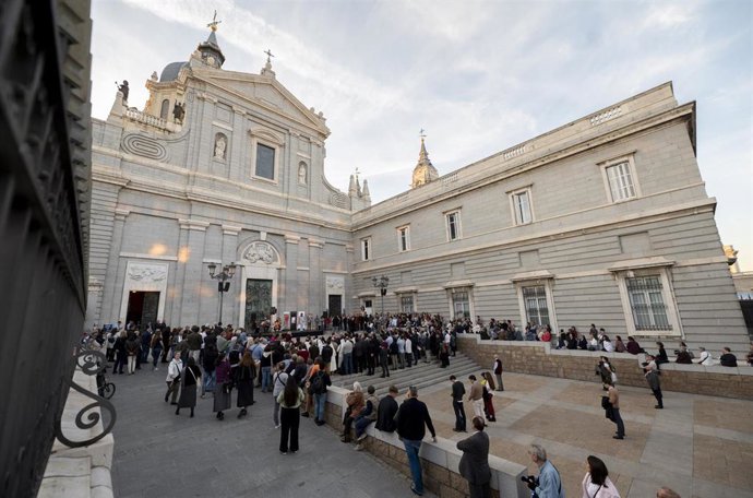 Archivo - Decenas de personas durante un acto público de reconocimiento y reparación a las víctimas de abusos de la Iglesia, en el Pórtico de la catedral de la Almudena, a 21 de octubre de 2024, en Madrid (España).