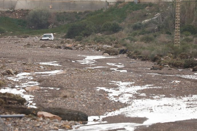 Moradores de Lorca durante a busca pelo homem desaparecido em Lorca após as inundações causadas pelas chuvas, em 3 de março de 2025, em Lorca, Múrcia, Espanha. O prefeito de Lorca, Fulgencio Gil, confirmou a morte do homem desaparecido.