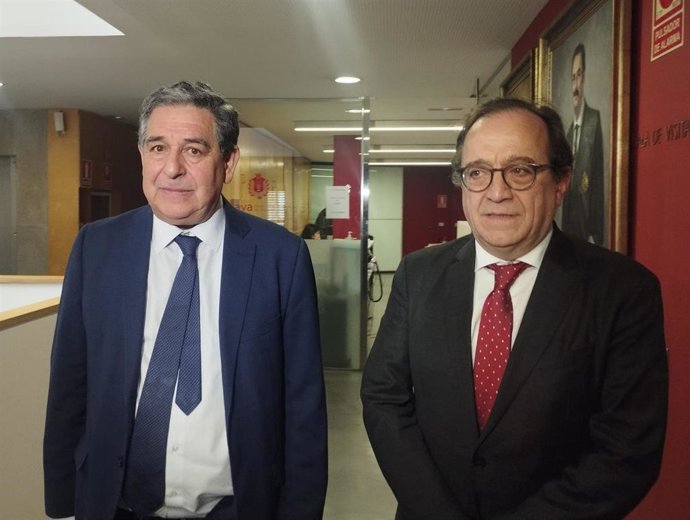 El nuevo presidente del Cacyl, Fernando Rodríguez Santocildes (dcha) junto al presidente saliente, Julio Sanz Orejudo, minutos después de la votación en el ICVA.