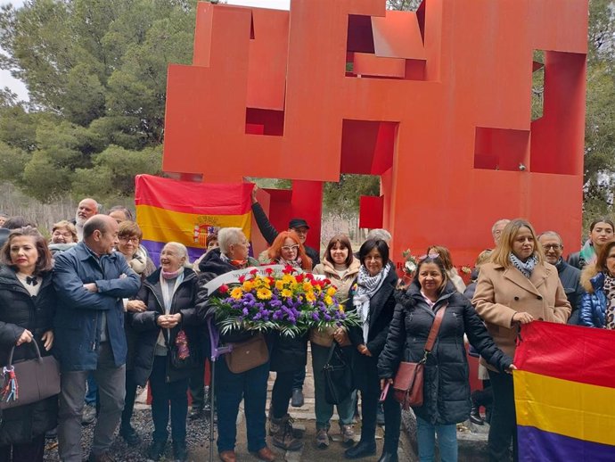 El diputado del PSOE en las Cortes, Daniel Alastuey, a la izquierda, durante el acto de homenaje y memoria de las víctimas de la Guerra Civil y la dictadura, convocado por las asociaciones memorialistas en el cementerio de Torrero.