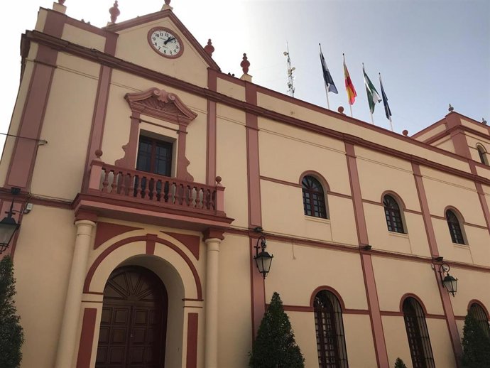 Archivo - Fachada exterior del Ayuntamiento de Alcalá de Guadaíra (Sevilla)
