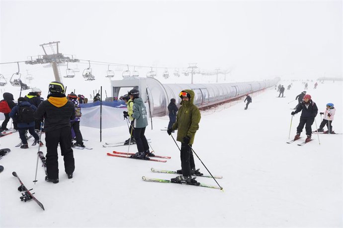 Archivo - Esquiadores en la estación de esquí de Sierra Nevada. Archivo.