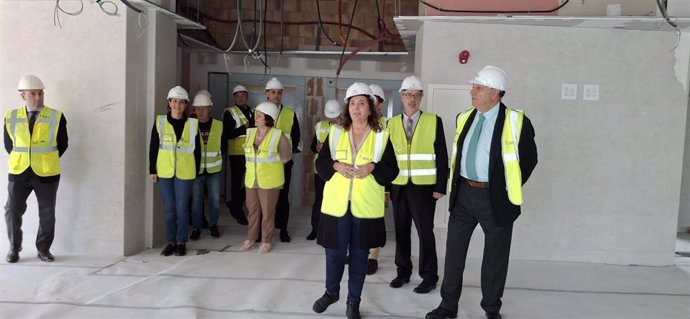 La consellera de Salud, Manuela García, en su visita a las obras del Hospital de Manacor.