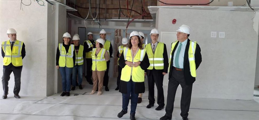 La consellera de Salud, Manuela García, en su visita a las obras del Hospital de Manacor.
