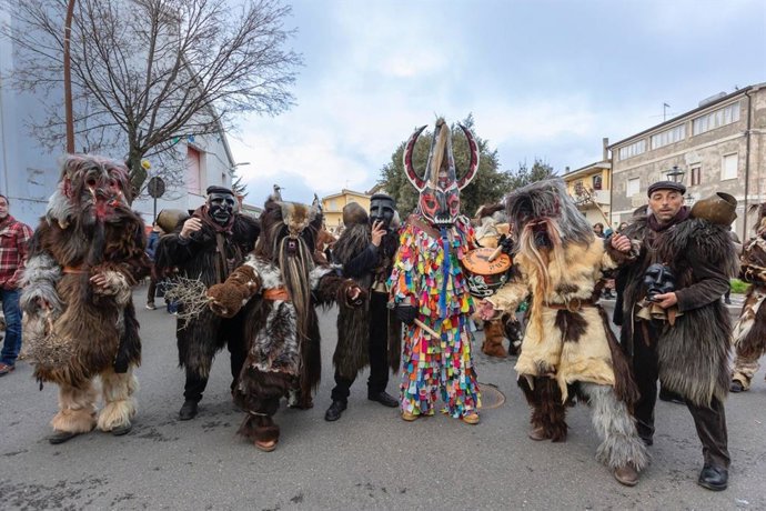 Las Carantoñas y Jarramplas desfilan en el Carnaval de Mamoida en la isla italiana de Cerdeña