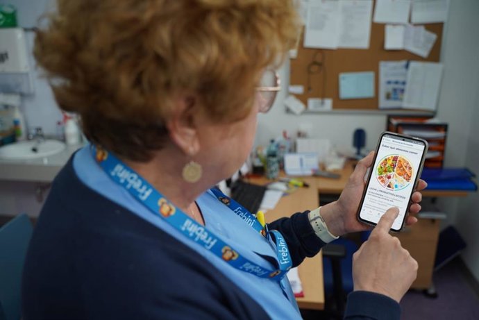La supervisora de enfermería muestra la aplicación para el seguimiento del paciente obeso en el Hospital Virgen de las Nieves de Granada.