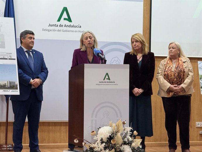 La consejera de Salud y Consumo, Rocío Hernández, este lunes en Huelva.