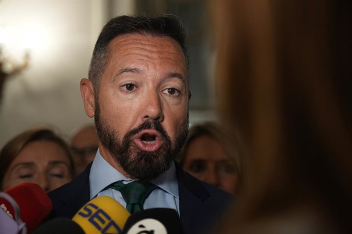 Archivo - Arxiu - El segon tinent d'Alcaldia, Juanma Badenas, atén als mitjans de comunicació durant una sessió plenària, a l'Ajuntament de València, a 12 de juliol del 2024, a València, Comunitat Valenciana (Espanya). 