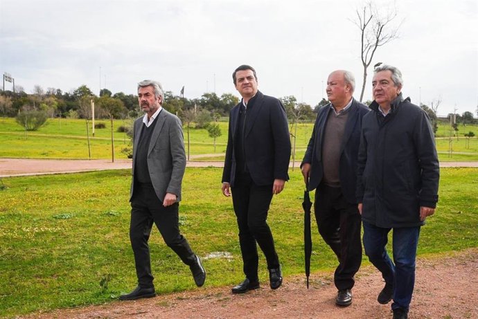 El alcalde de Córdoba, José María Bellido (2i), en la visita al Parque de Levante.