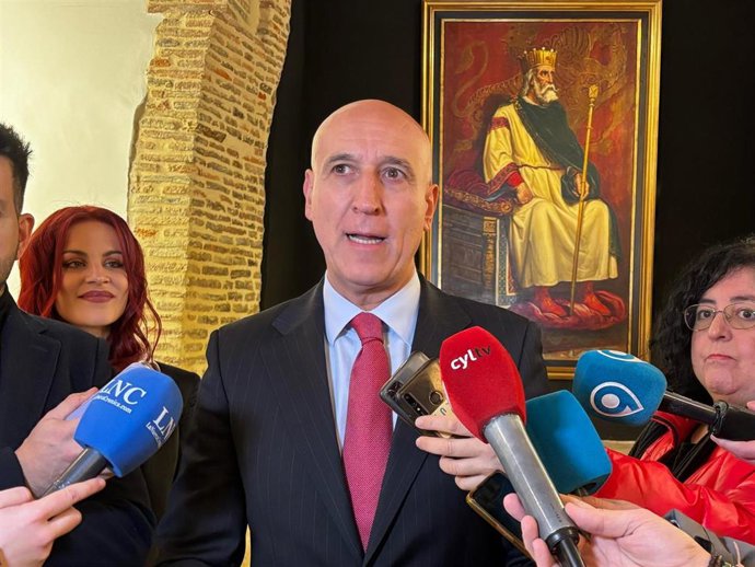 El alcalde de León atiende a los medios.