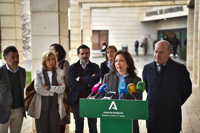 La delegada de la Junta en Málaga, Patricia Navarro, ha visitado el Hospital de Antequera junto al alcalde de la ciudad, Manuel Barón, y el delegado territorial de Salud y Consumo, Carlos Bautista.