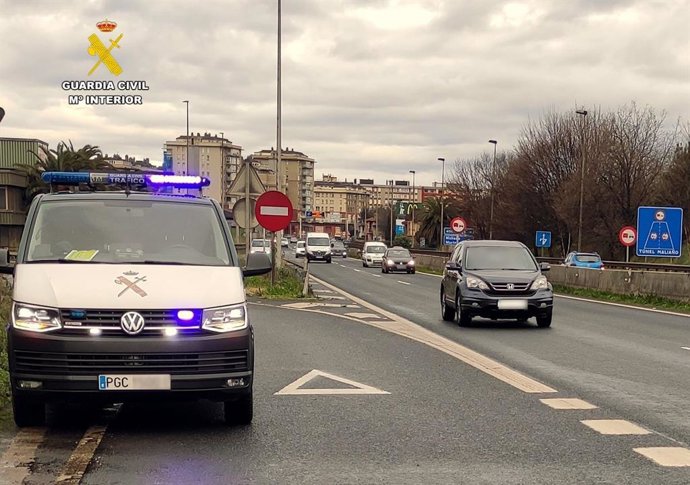 Furgón de una patrulla de la Guardia Civil de Tráfico en un control