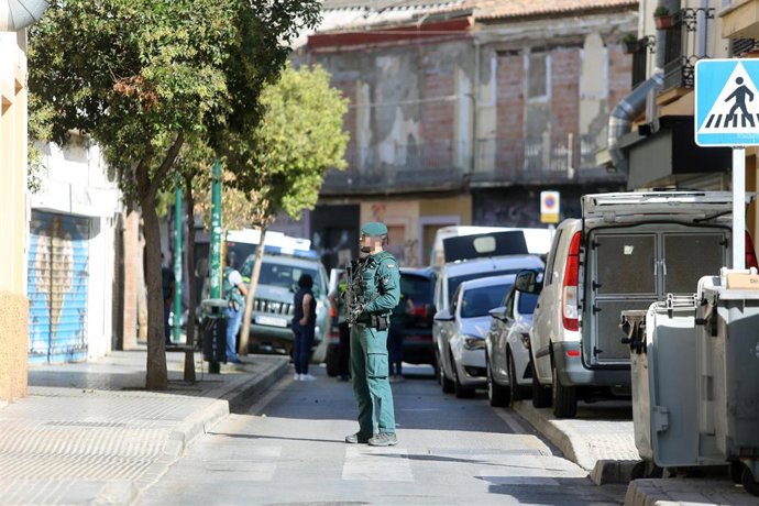 Archivo - Efectivo de la Guardia Civil en una operación antiterrorista en Málaga