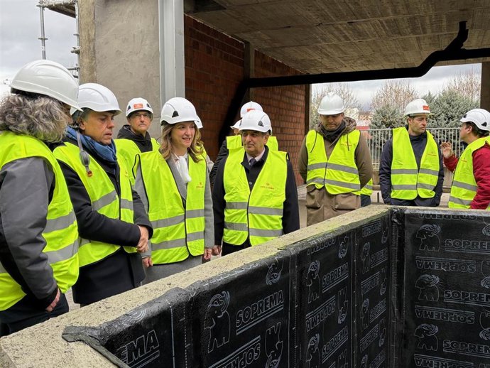 El consejero en la visita a las obras de la nueva sede de Scayle, en León.