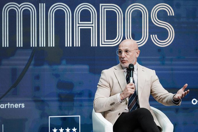 El seleccionador español de fútbol, Luis de la Fuente, interviene durante el acto en el que se dan a conocer a los nominados a los Premios Laureus del Deporte Mundial 2025, en la Real Casa de Correos, a 3 de marzo de 2025, en Madrid (España). 