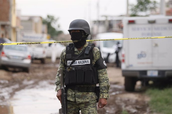 Archivo - (200702) -- GUANAJUATO, July 2, 2020 (Xinhua) -- A member of the National Guard stands guard outside the rehabilitation center attacked by armed assailants in Irapuato, Guanajuato, Mexico, July 1, 2020.   Armed assailants attacked a rehabilitati