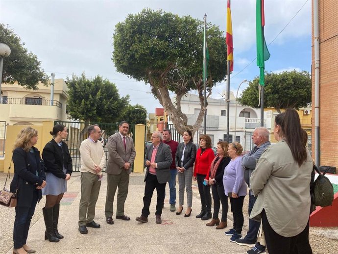 El delegado territorial de Desarrollo Educativo y FP de la Junta en Almería, Francisco Alonso, durante su visita al CEIP Félix Rodríguez de la Fuente en Vícar (Almería).