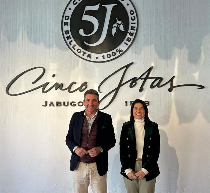 Los delegados de Economía, Hacienda y Fondos Europeos y de Industria, Energía y Minas, Lucía Núñez, y de Agricultura, Pesca, Agua y Desarrollo Rural de la Junta en Huelva, Álvaro Burgos, en su visita a Sánchez Romero Carvajal.