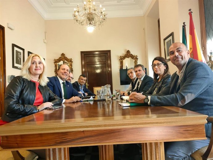 Reunión entre responsables del Ayuntamiento de Jaén y de la UJA.