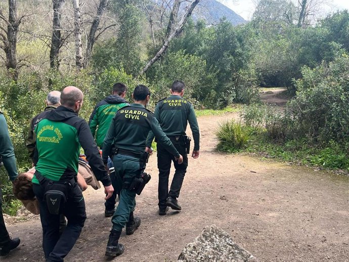 Efectivos de la Guardia Civil cargando la camilla con una senderista accidentada en la ruta del río Majaceite