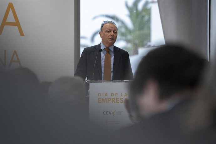 El presidente de la Confederación Empresarial Valenciana (CEV), Salvador Navarro Pradas, interviene durante la celebración del Día de la Empresa de la Comunitat Valenciana