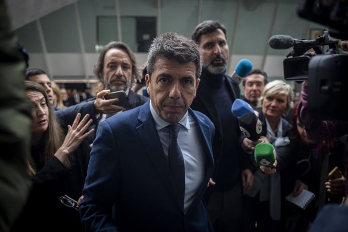 El president de la Generalitat, Carlos Mazón, arriba a l'acte en l'Auditori Santiago Grisolía, a 3 de mar de 2025, a Valncia, Comunitat Valenciana (Espanya).